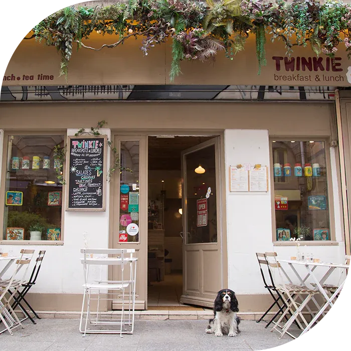 La devanture de Twinkie, avec Maggie sur le pas de la porte